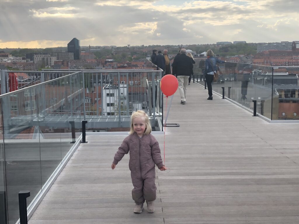 Nyd udsigten fra Sallling Rooftop i Aarhus (Foto: FerieogBørn.dk)