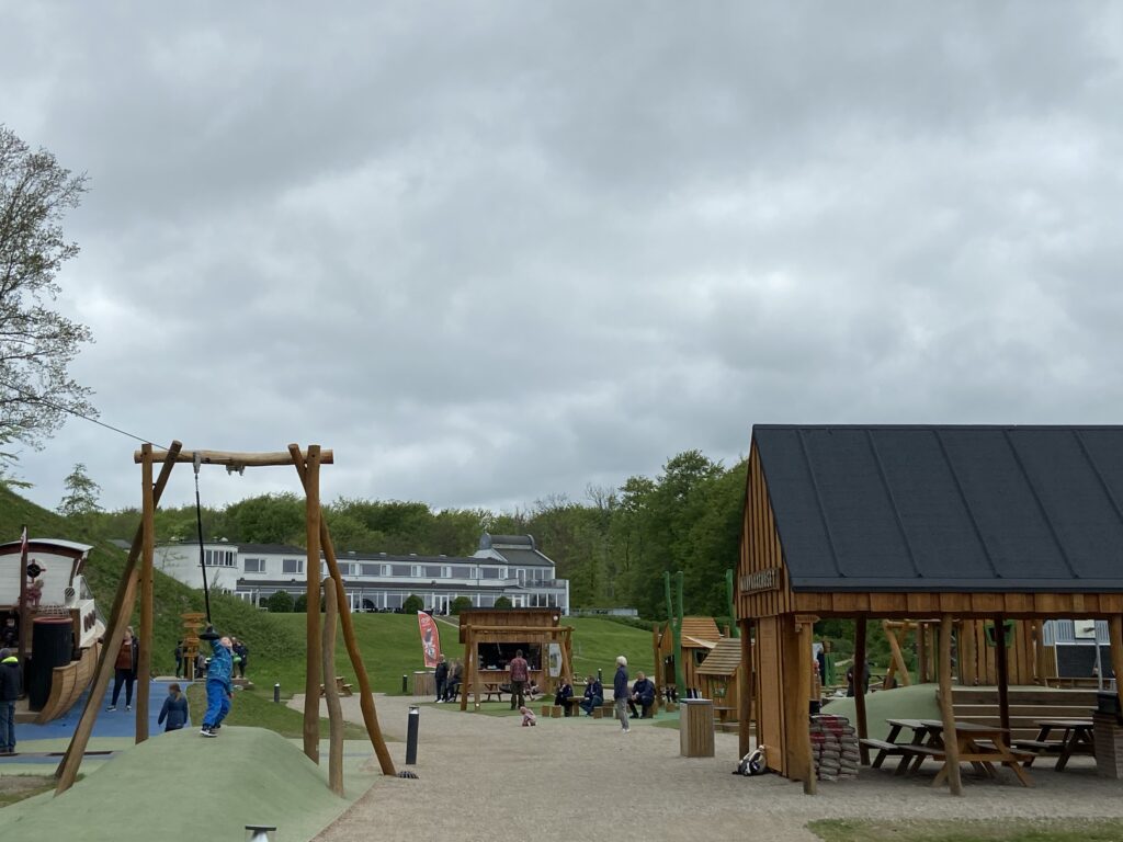 Gode forhold på legepladsen i Juelsminde (Foto: Ferieogborn.dk)