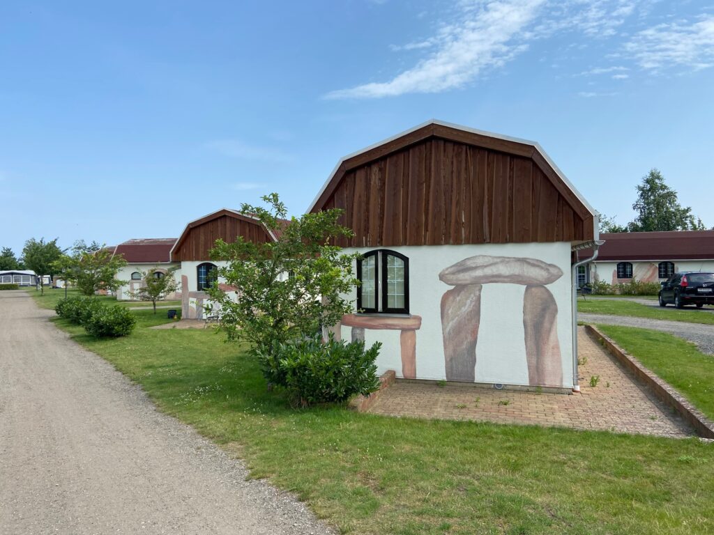 Vikingehytter på Hasmark Strand Camping (Foto: Ferieogborn.dk)