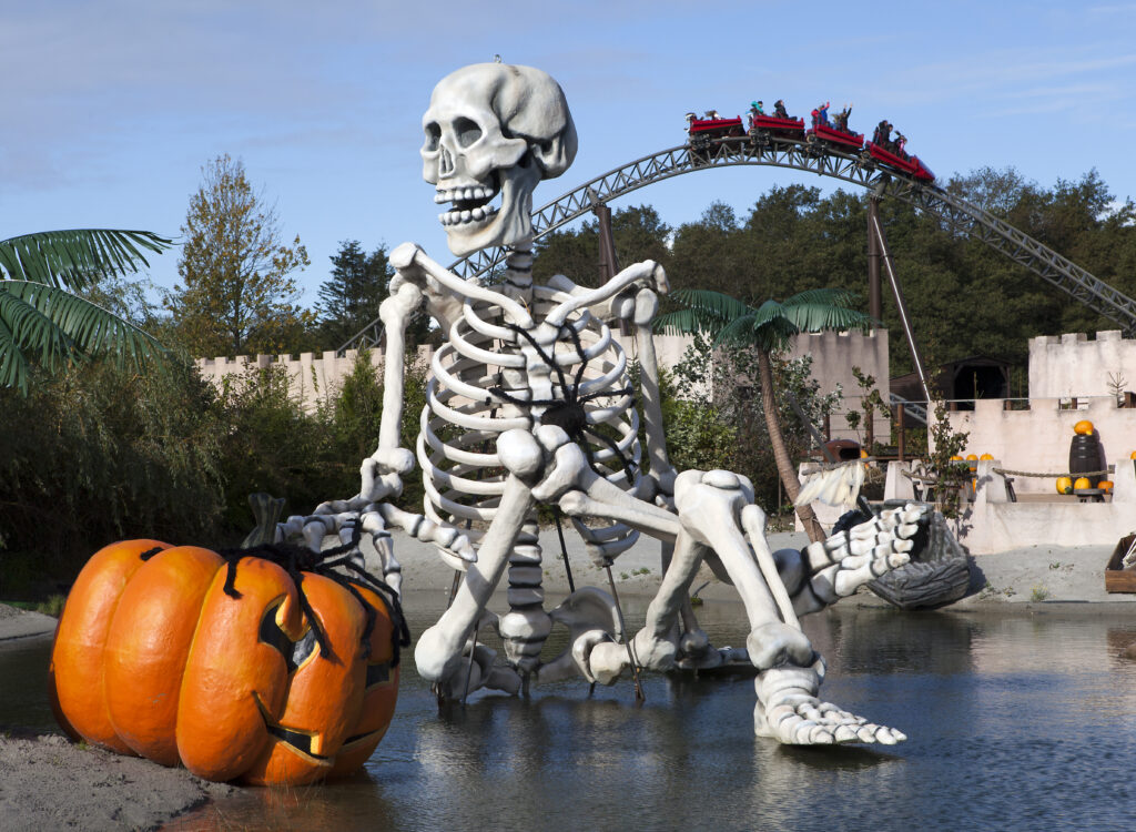 Til Magisk Halloween i Djurs Sommerland får Danmarks største rutschebane Piraten selskab af et syv meter højt skelet
