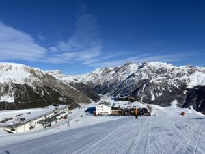 Skiområde i Livigno byder på brede pister og ingen kø ved lifterne. (Foto: Ferieogborn.dk)