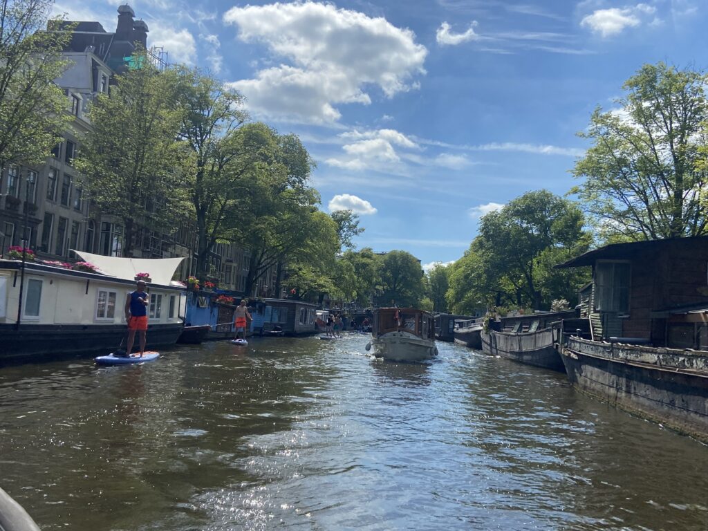 Husbåde og liv på kanalerne i Amsterdam (Foto: Ferieogborn.dk)