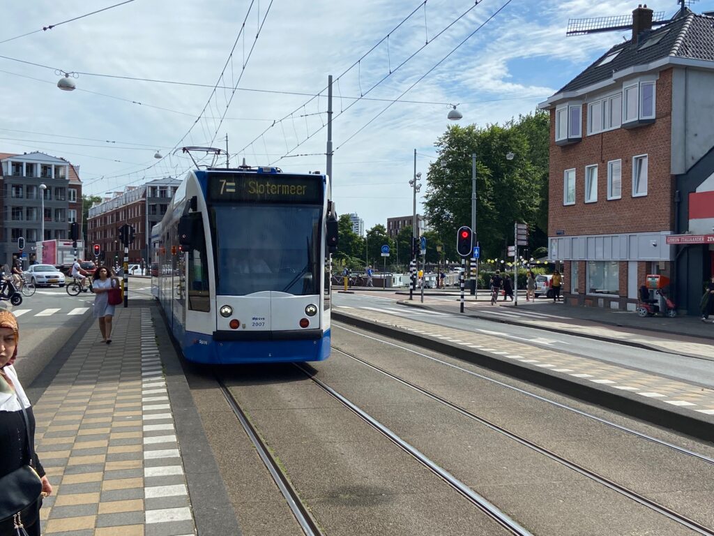 Sporvogn / Tram i Amsterdam (Foto: Ferieogborn.dk)