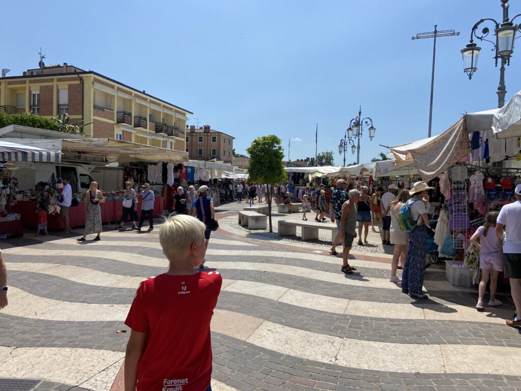 Markedsdag i Lazise ved Gardasøen (Foto: Ferieogborn.dk)