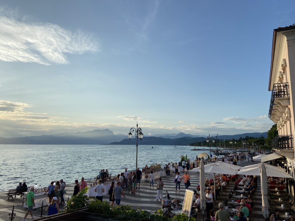 Strandpromenaden i Lazise, Gardasøen (Foto: Ferieogborn.dk)