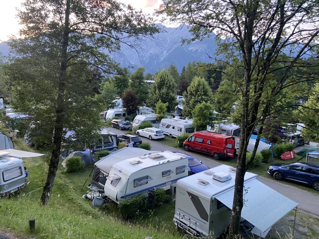 Natterer See Camping med bjergene som baggrund (Foto: Ferieogborn.dk)