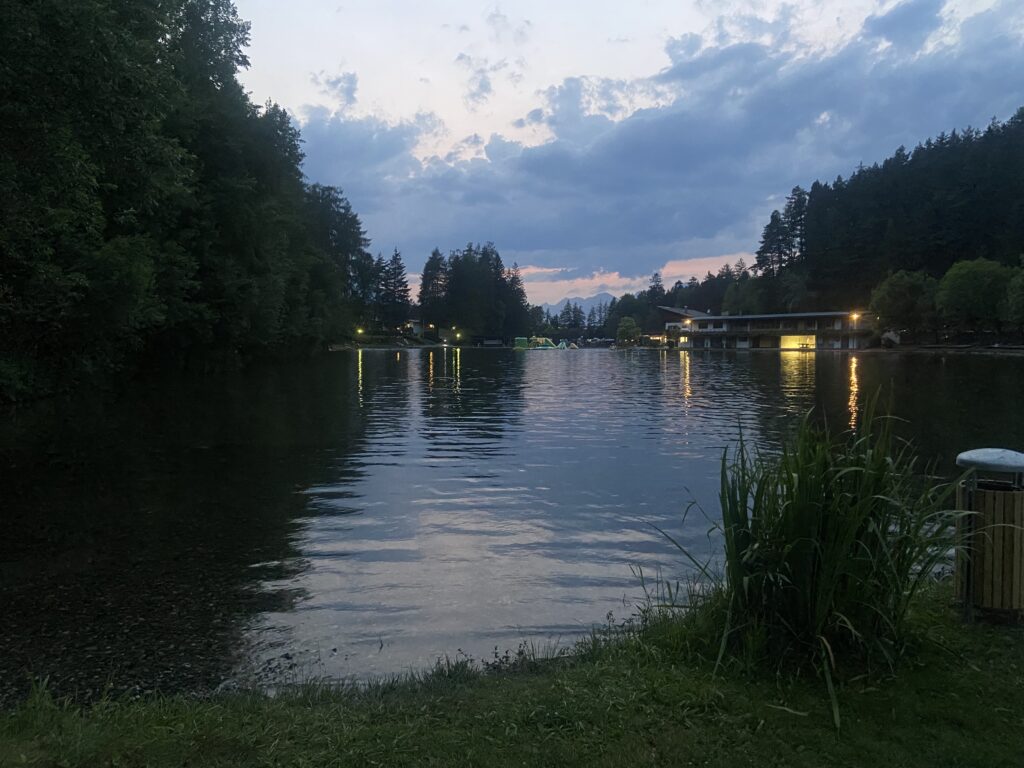 Aften ved søen på Natterer See Camping i Østrig (Foto: Ferieogborn.dk)