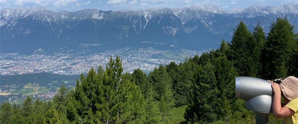 Panoramaudsigt over dalen og Innsbruck på vandretur i Alperne (Foto: Ferieogborn.dk)