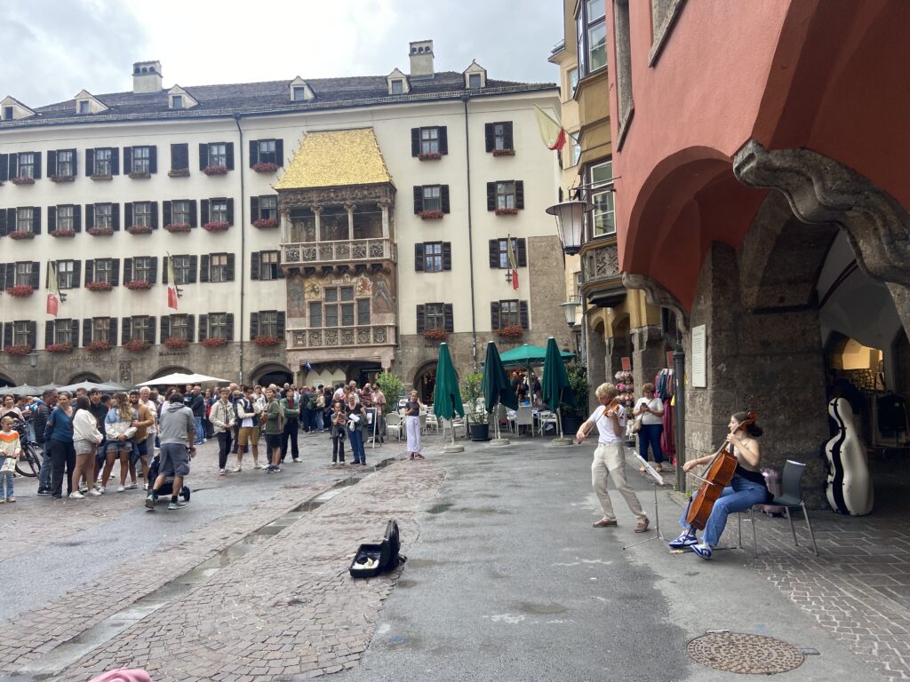 Pladsen ved Det gyldne tag i Innsbruck (Foto: Ferieogborn.dk)