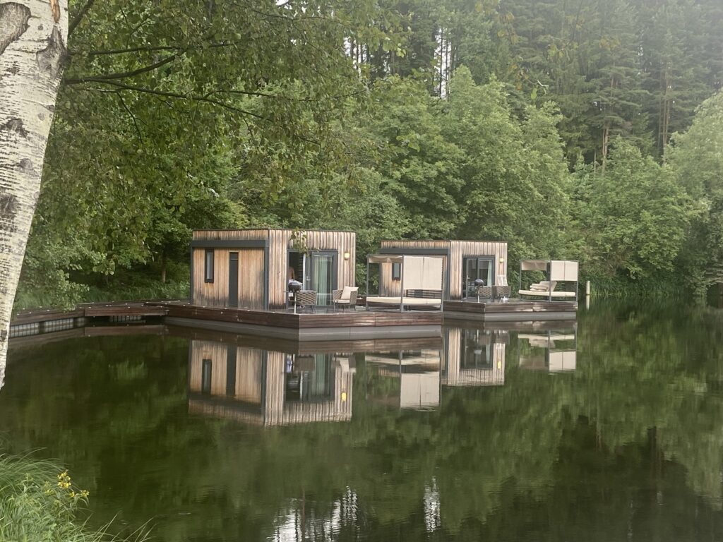 Hytte ved søen på Natterer See Camping (Foto: Ferieogborn.dk)