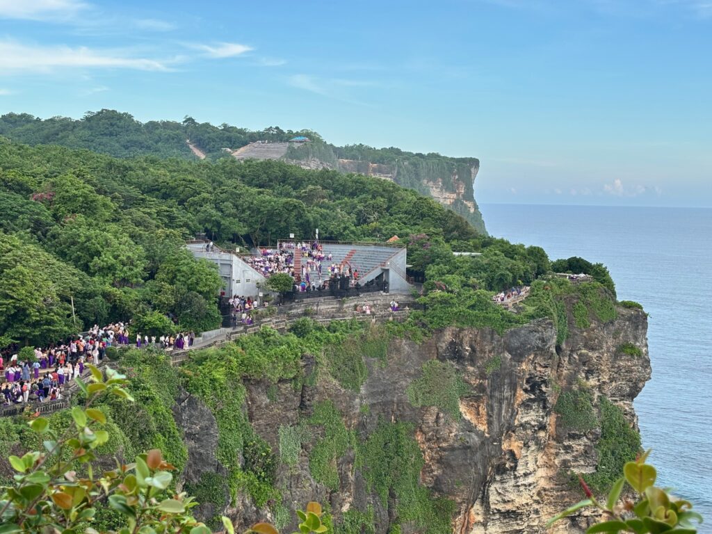 Udsigt fra Uluwatu-templet på Bali. (Foto: Ferieogborn.dk)