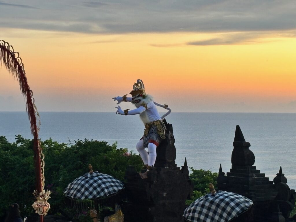 Danseforestilling på Uluwatu-templet på Bali. (Foto:Ferieogborn.dk)
