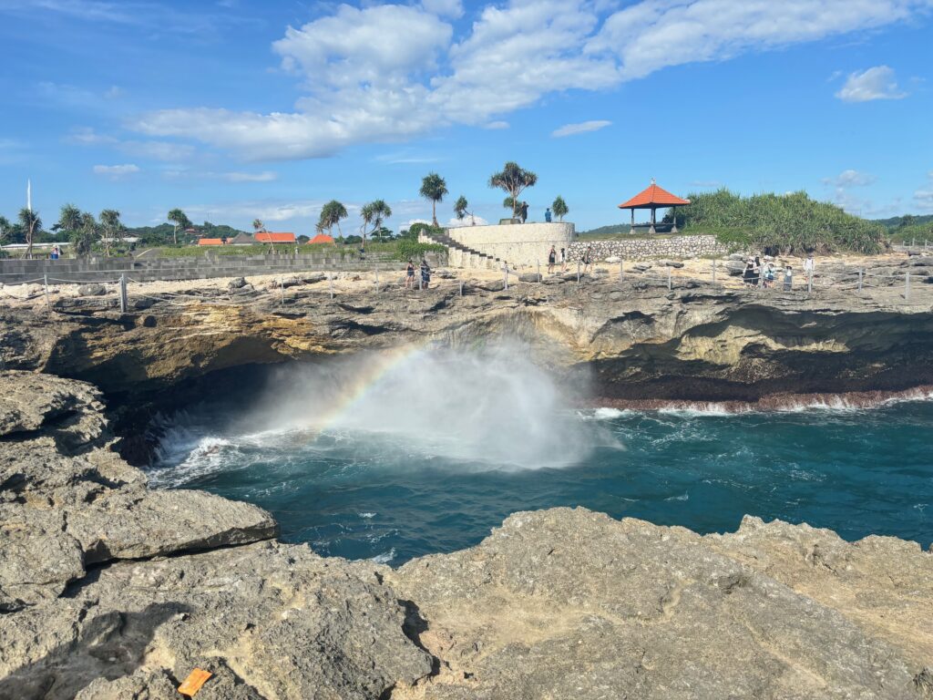 Devils Tear på Nusa Lembongan - Bali (Foto: Ferieogborn.dk)
