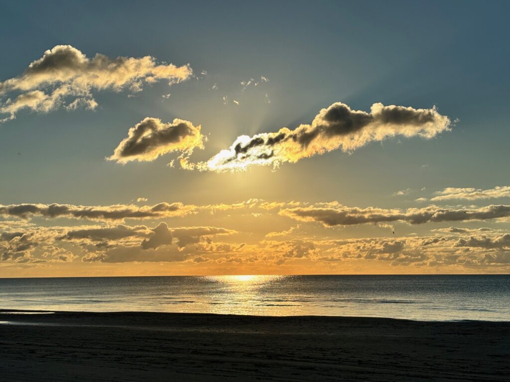 Solnedgang ved Nr. Lyngby Strand (Foto: Ferieogborn.dk)