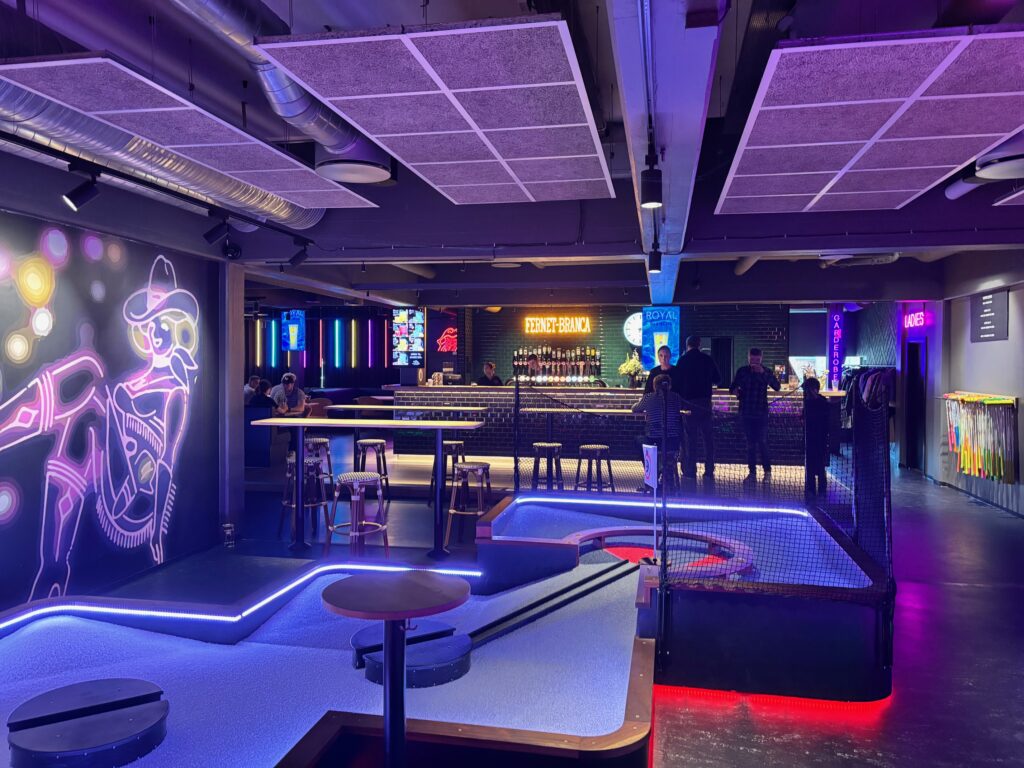 Indendørs minigolf med neonlys hos Sharks Aarhus – farverig oplevelse for børn og familier (Foto: Ferieogborn.dk)