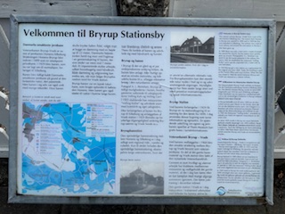 Information om Bryrup Stationsby (Foto: Ferieogborn.dk)