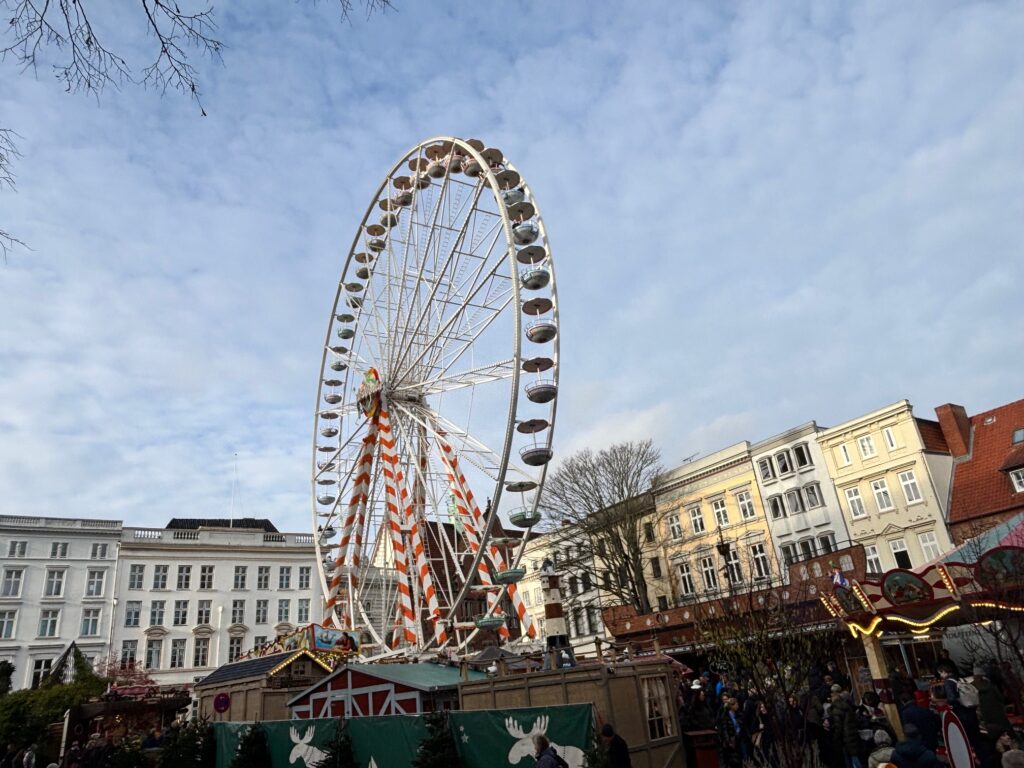 Julemarked på torvet i Lübeck (Foto: Ferieogborn.dk)