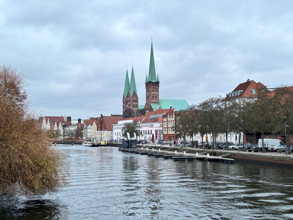 Kanalen omkring den gamle bydel i Lübeck (Foto: Ferieogborn.dk)