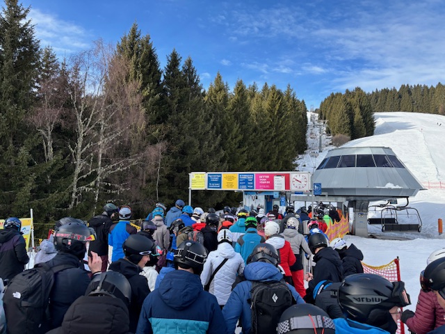 Liftkøen er desværre ofte meget lang i højsæsonen i Zell am See. (Foto: Ferieogborn.dk)